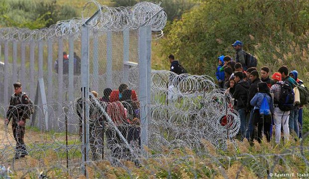 Macaristan'ın mülteci korkusu: Sınıra jiletli tel çekti