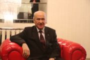 Bahçeli kırmızı koltukta poz verdi