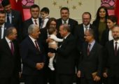 Erdoğan’dan akademisyenlerin çocuklarıyla ilgilendi