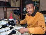 Nijeryalı futbolcu lisansı çıkmayınca ayakkabıcı oldu