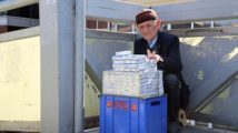 82 yaşındaki Kore gazisi mendil satıyor