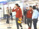 Galatasaray havalimanında protestoyla karşılandı