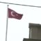 Hollanda konsolosluğunda Türk bayrağı göndere çekildi