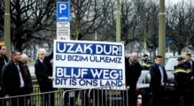 Hollanda’nın başbakan adayından pankartlı protesto