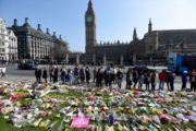 İngiltere’de terör çiçeklerle kınandı